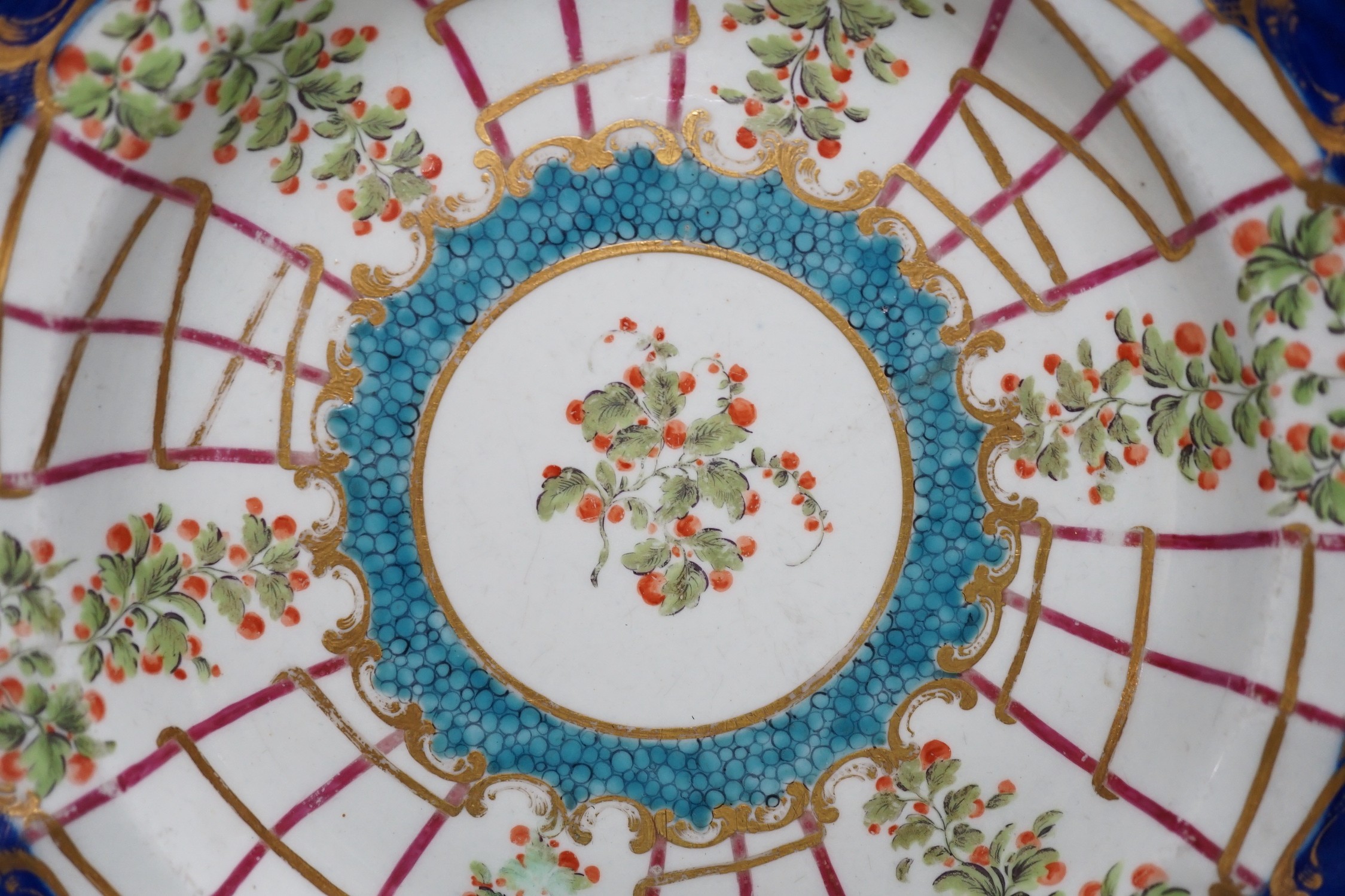 A Worcester scallop moulded plate with one of the many version of the Hop Trellis pattern, turquoise inner borderr and underglaze blue outer border, 21.5cm diameter